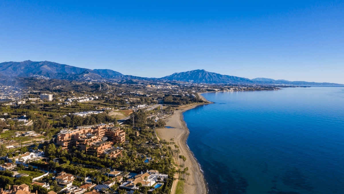 Immobilien Costa del Sol 2026 – Panoramablick auf die Küstenlinie