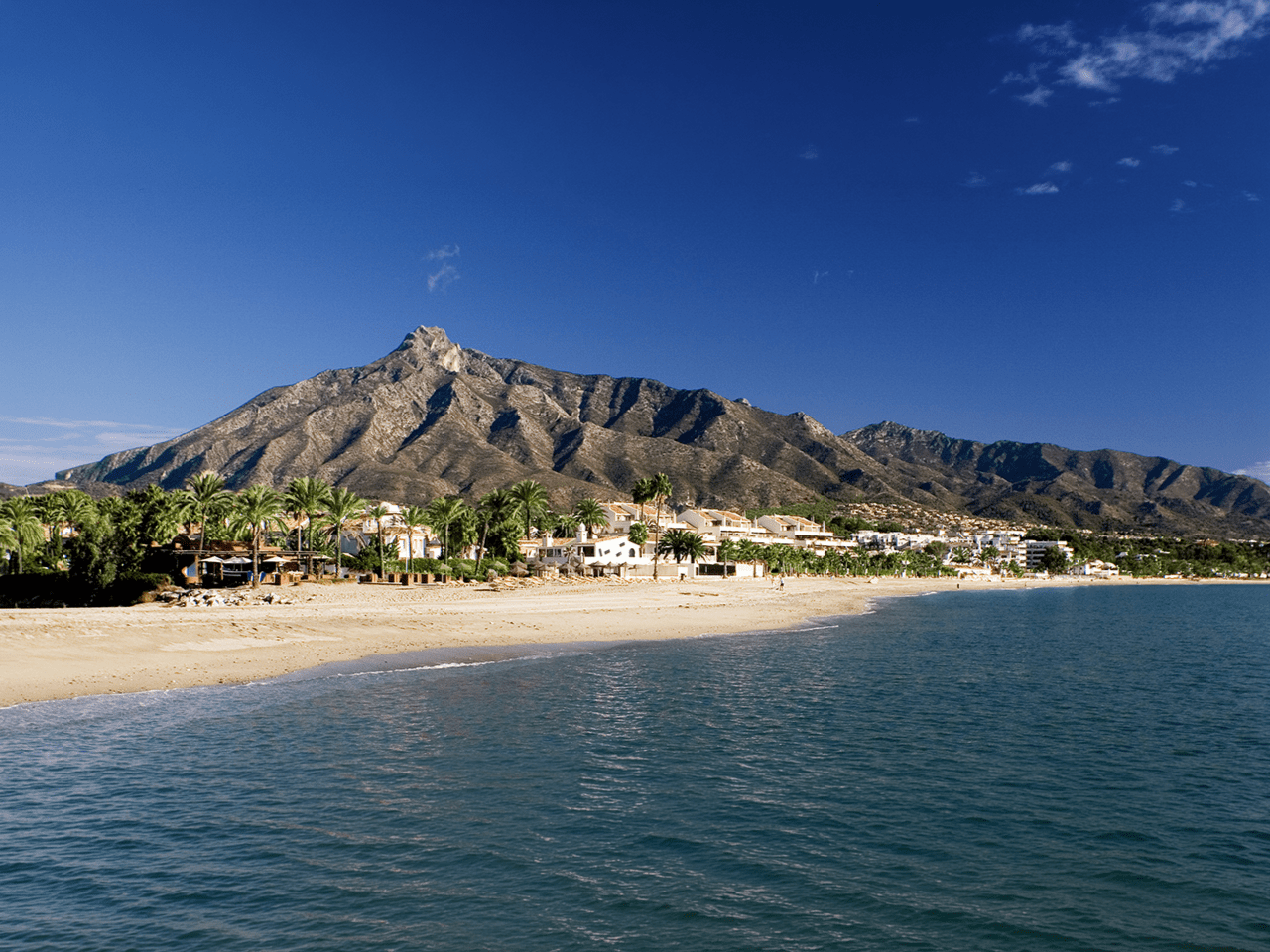 Marbella mit La Concha im Hintergrund – Panoramablick auf die Costa del Sol