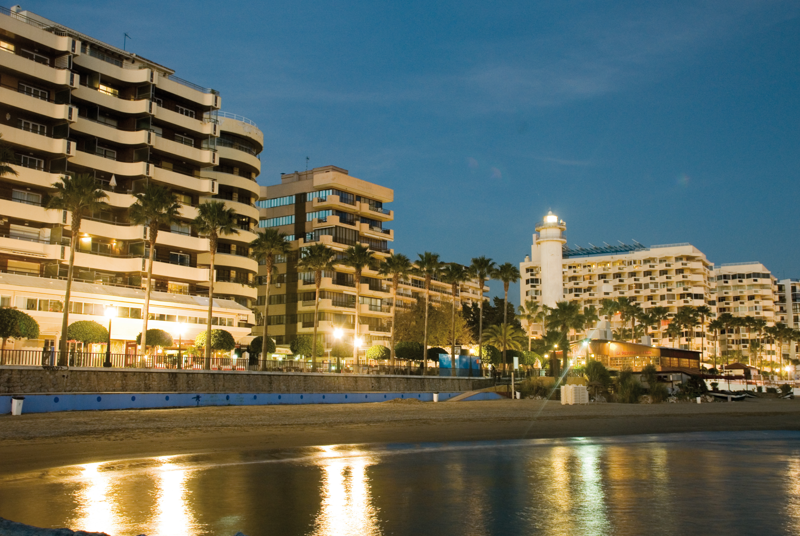 Goldene Meile Marbella – Strandpromenade mit Palmen und mediterraner Luxusarchitektur