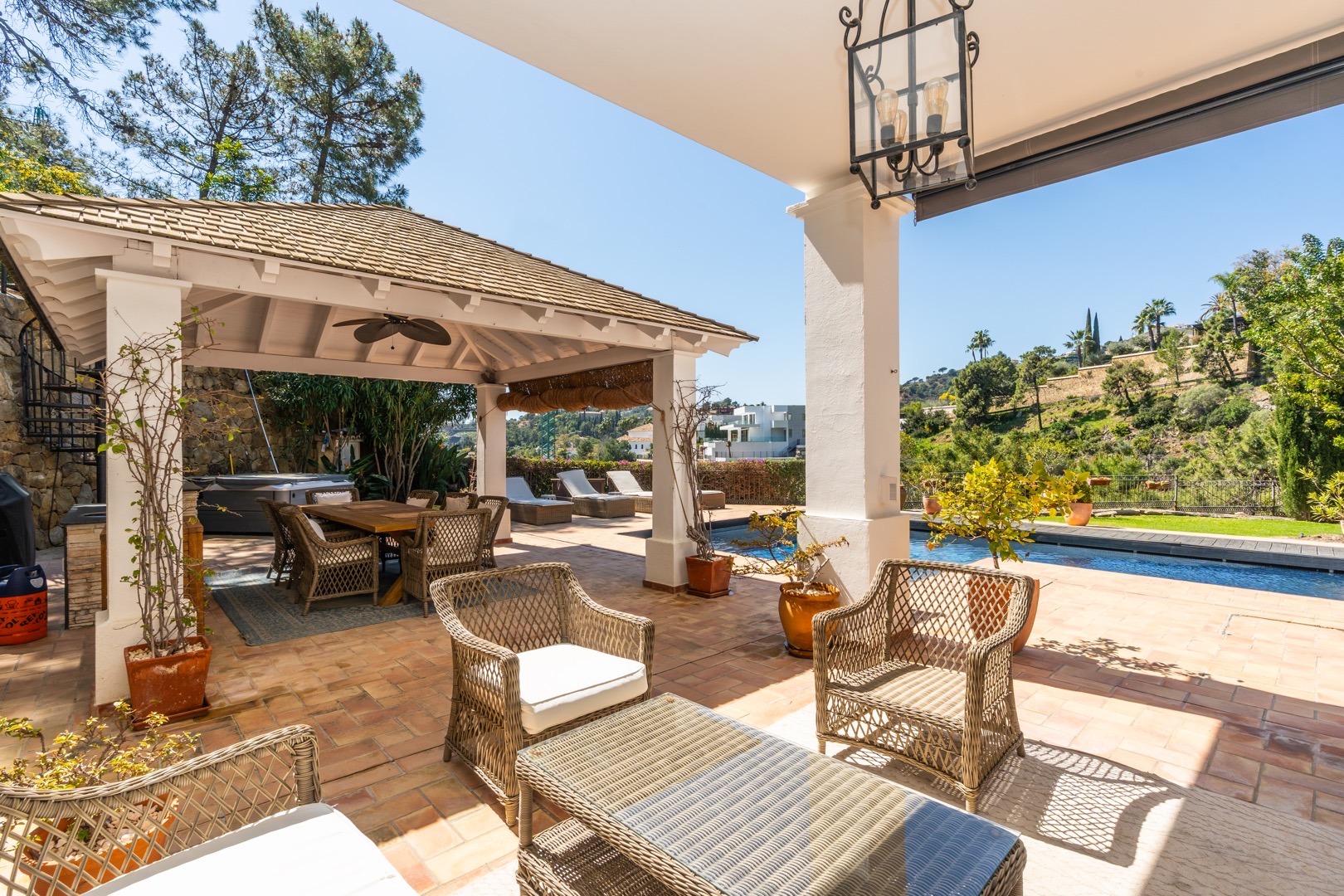 Helle, voll ausgestattete Küche und Wohnbereich einer Ferienwohnung an der Costa del Sol