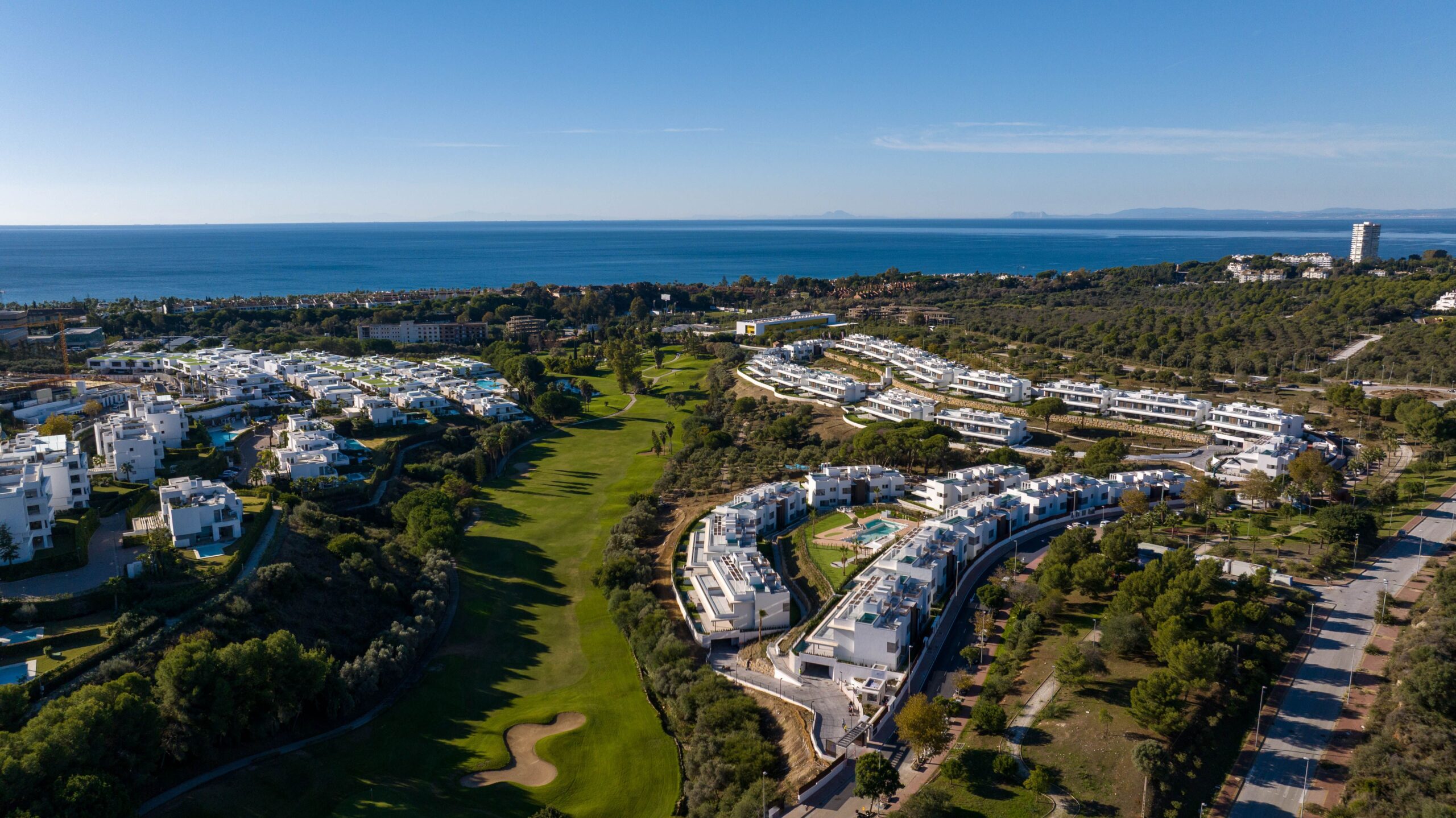Luftaufnahme Santa Clara Homes am Golfplatz mit Meerblick