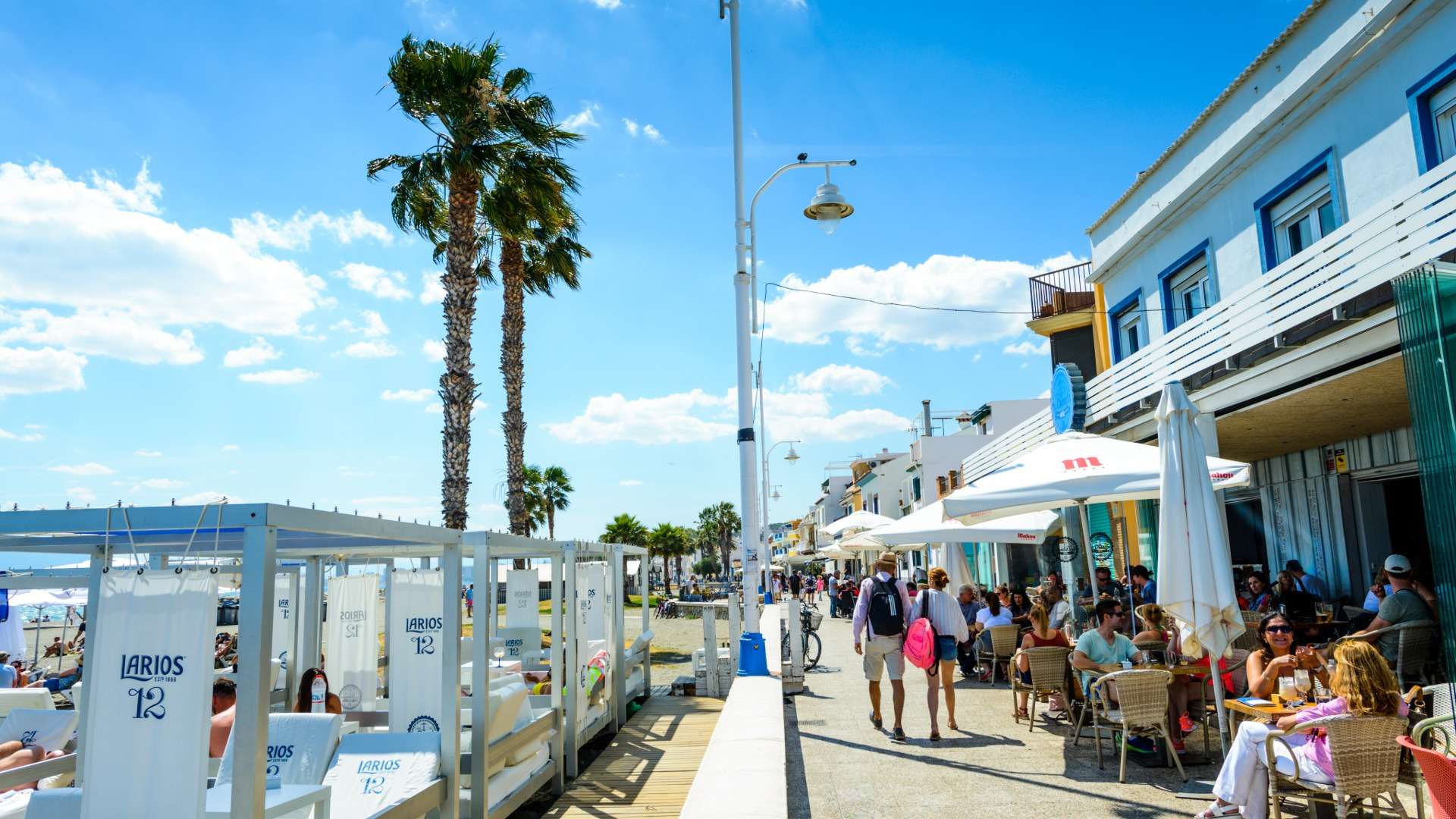 Strand und Häuser von Pedregalejo im Osten von Málaga