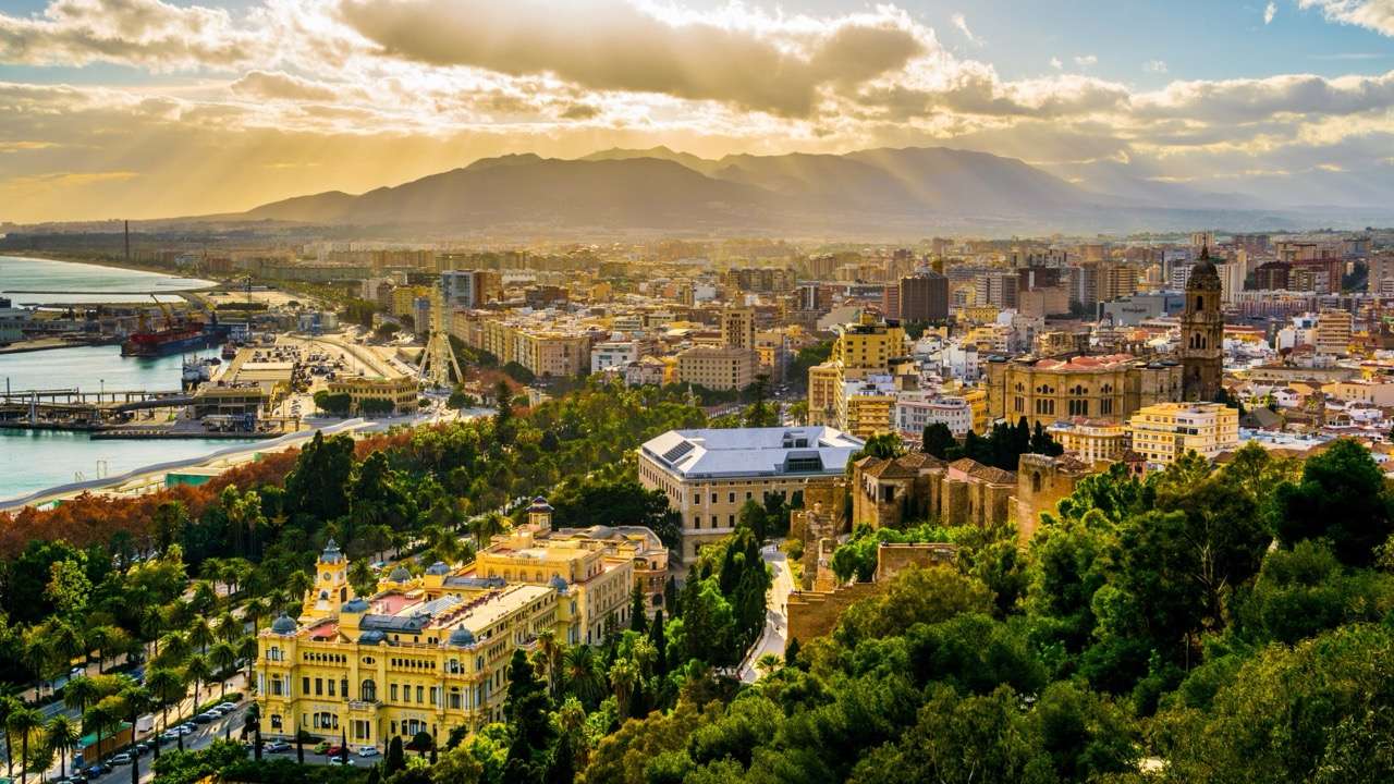 Blick über die Altstadt von Málaga mit Kathedrale und Hafen — Immobilienmarkt 2026