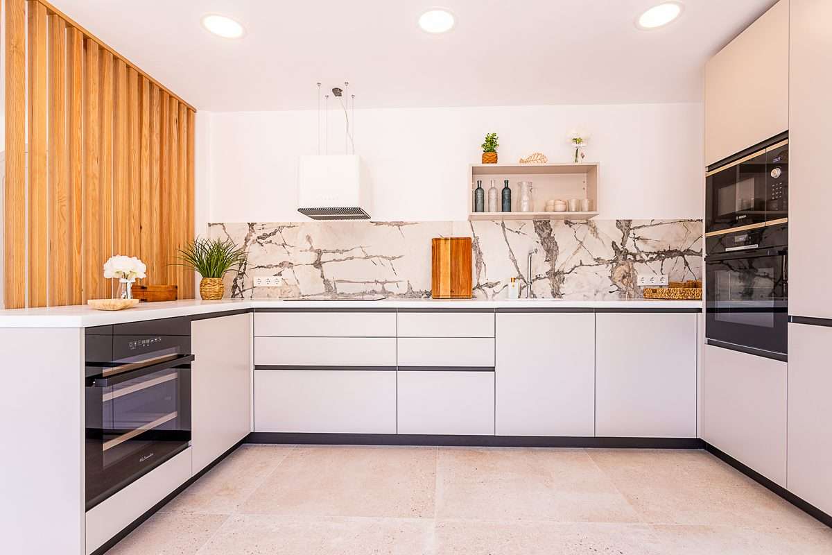 Penthouse in Elviria, Marbella: 212 m² Terrasse | Spanientrends 4 Küche von Porcelanosa mit Bosch-Geräten