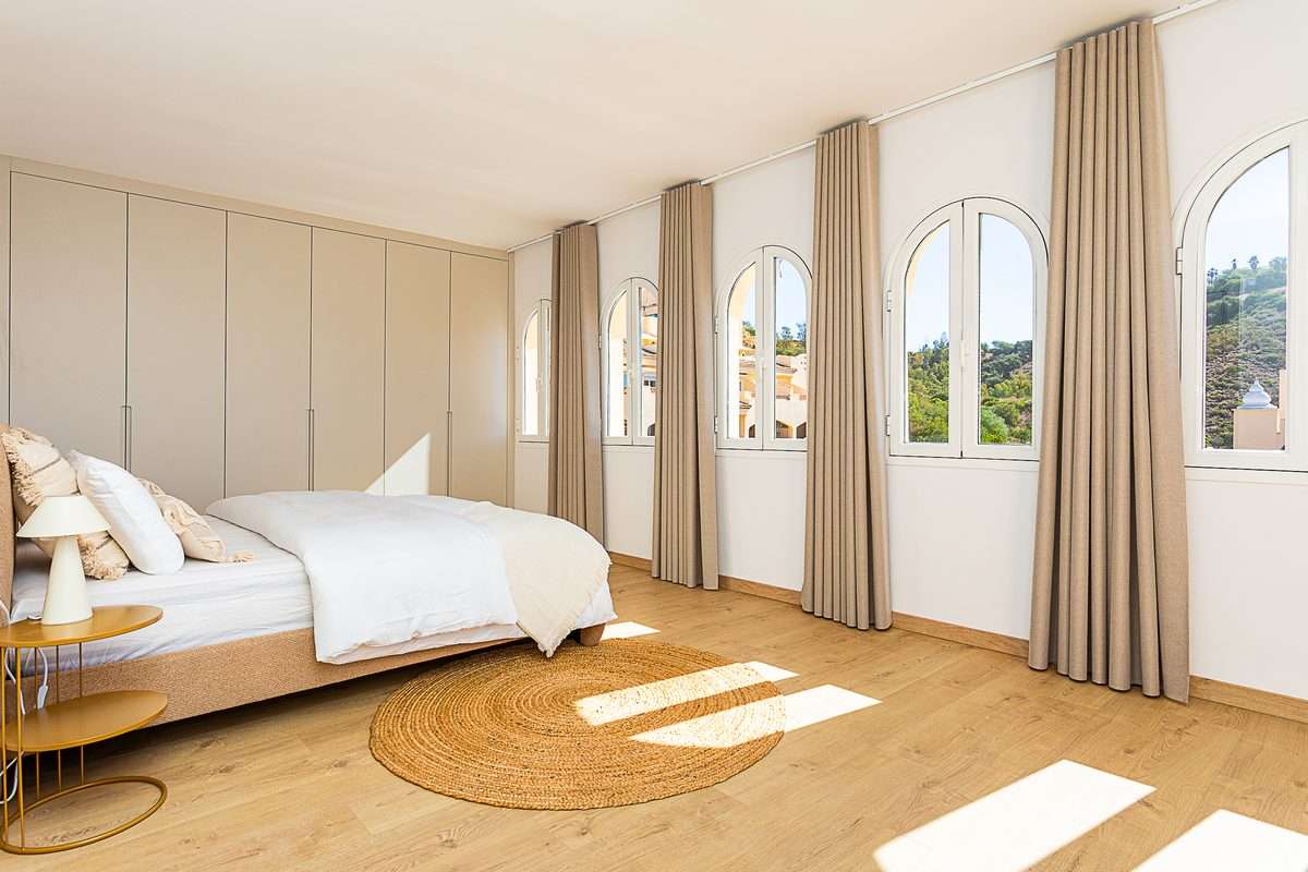 Penthouse in Elviria, Marbella: 212 m² Terrasse | Spanientrends 5 Master-Suite auf der oberen Ebene