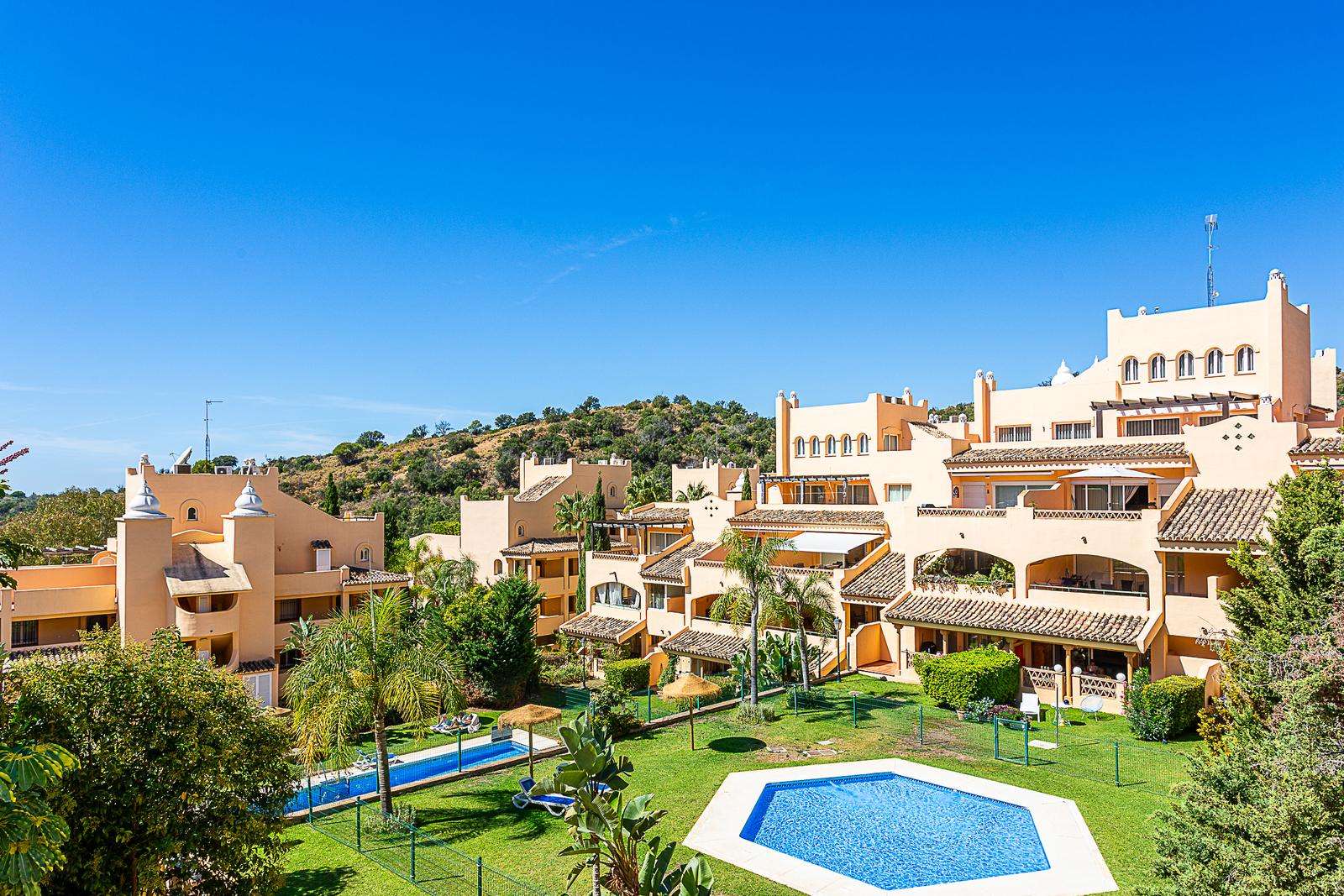 Penthouse in Elviria, Marbella: 212 m² Terrasse | Spanientrends 8 Poolbereich und Gartenanlage von Santa María Village