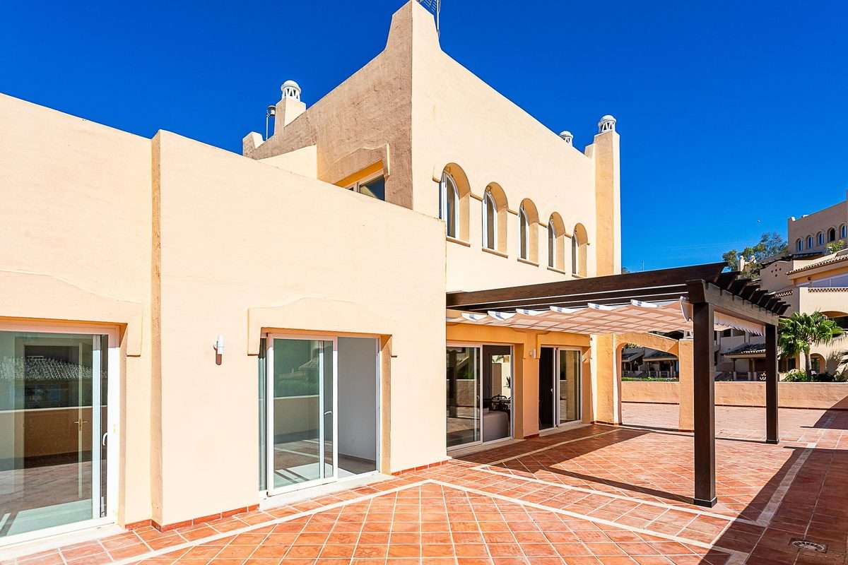 Penthouse in Elviria, Marbella: 212 m² Terrasse | Spanientrends 7 Blick von der Terrasse über das Tal Richtung Meer