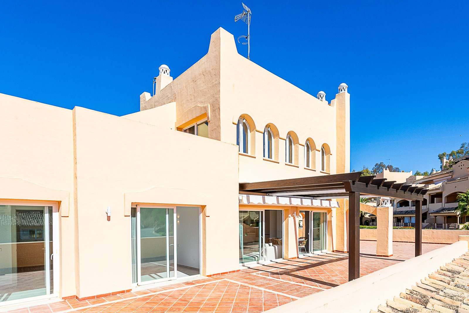 Hauptterrasse des Penthouses mit Pergola, Santa María Village, Elviria