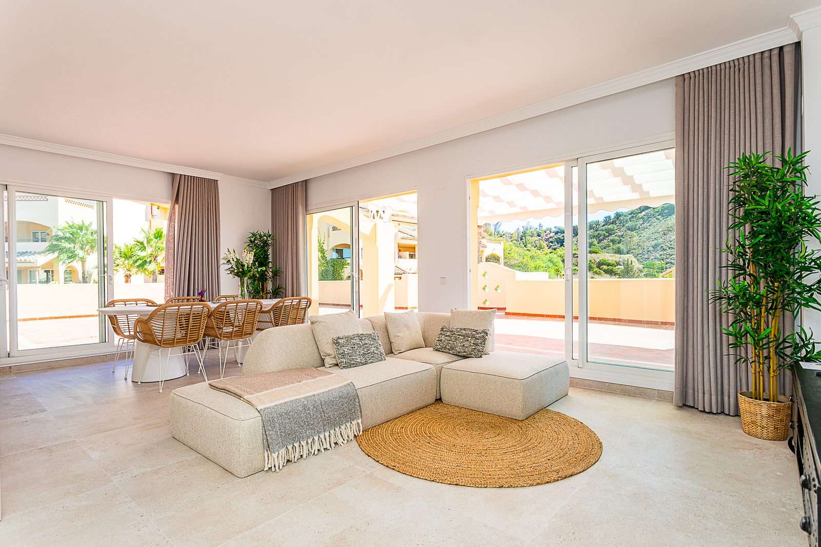 Penthouse in Elviria, Marbella: 212 m² Terrasse | Spanientrends 3 Offener Wohn- und Essbereich mit Zugang zur Terrasse